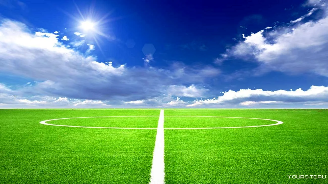 Футбольное поле и небо