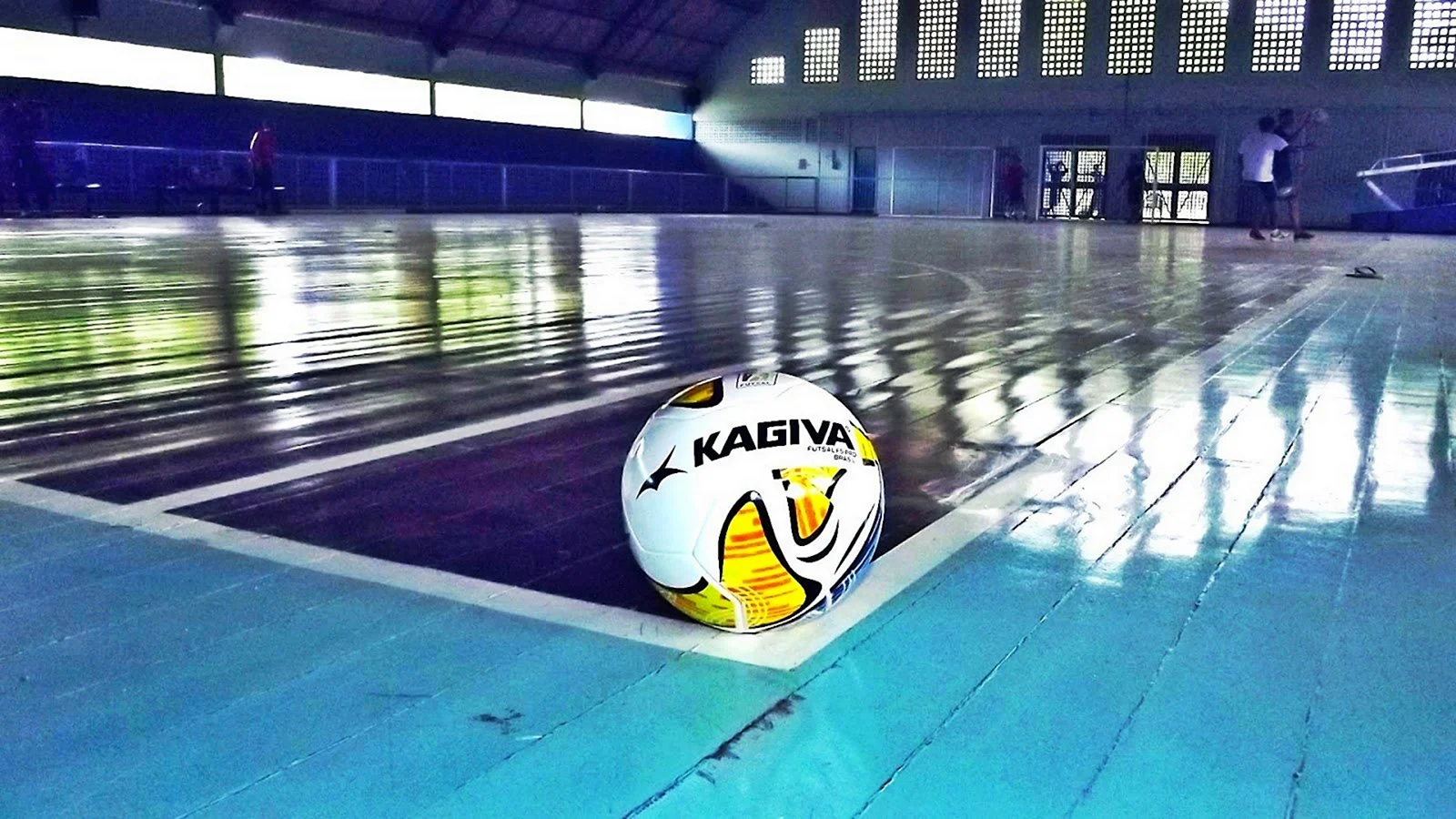 Футбольный мяч в спортивном зале