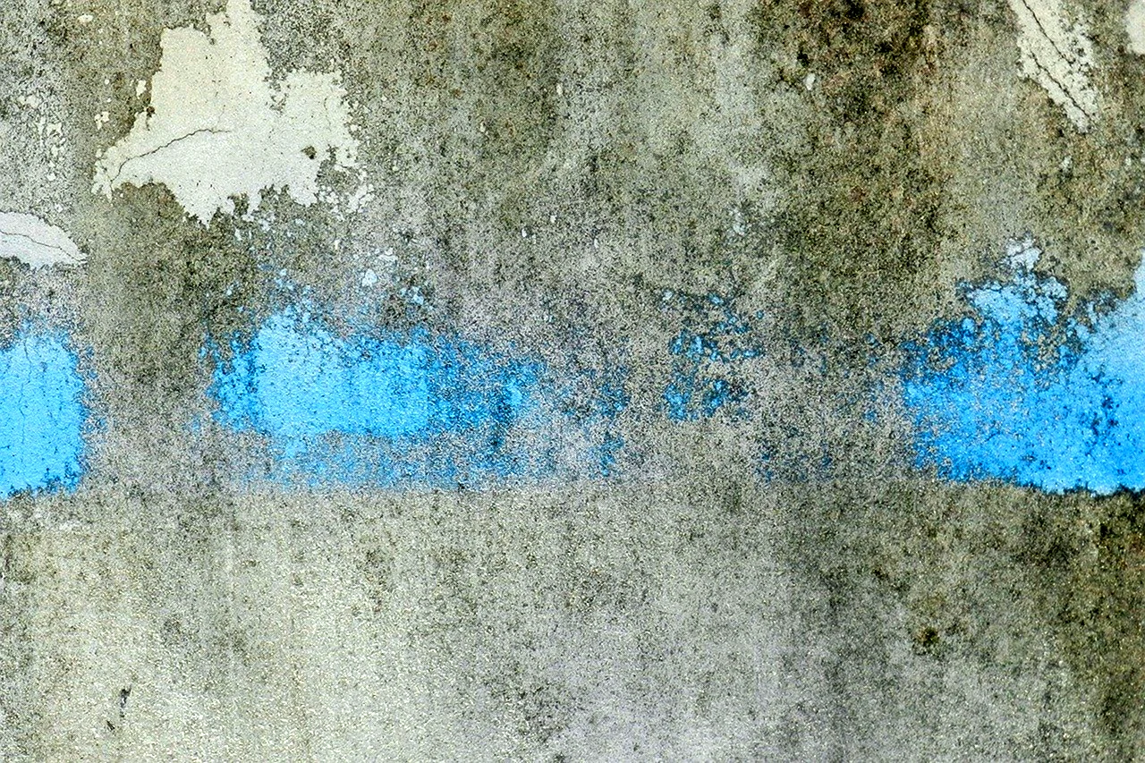 Голубая бетонная стена