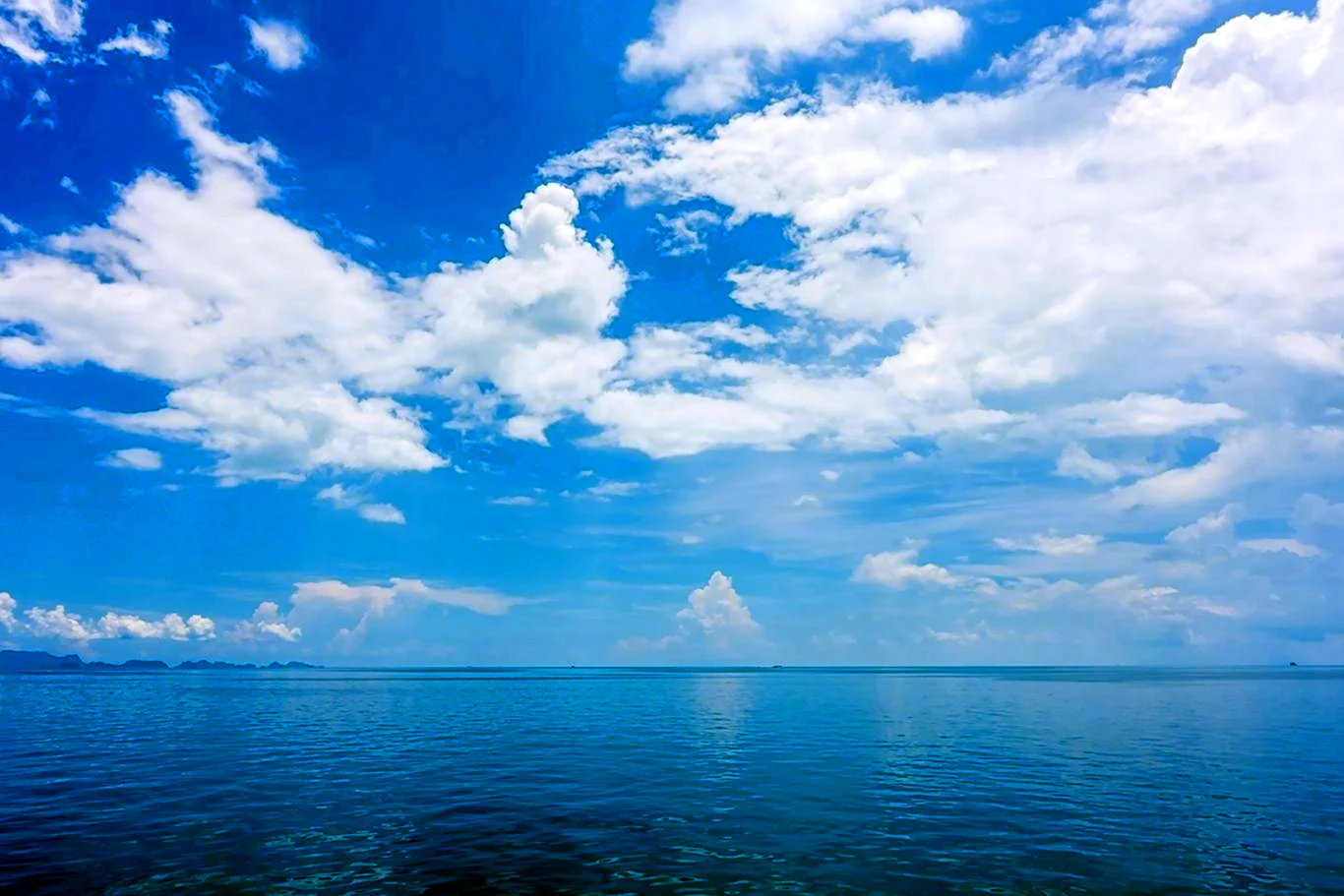 Голубое небо над океаном