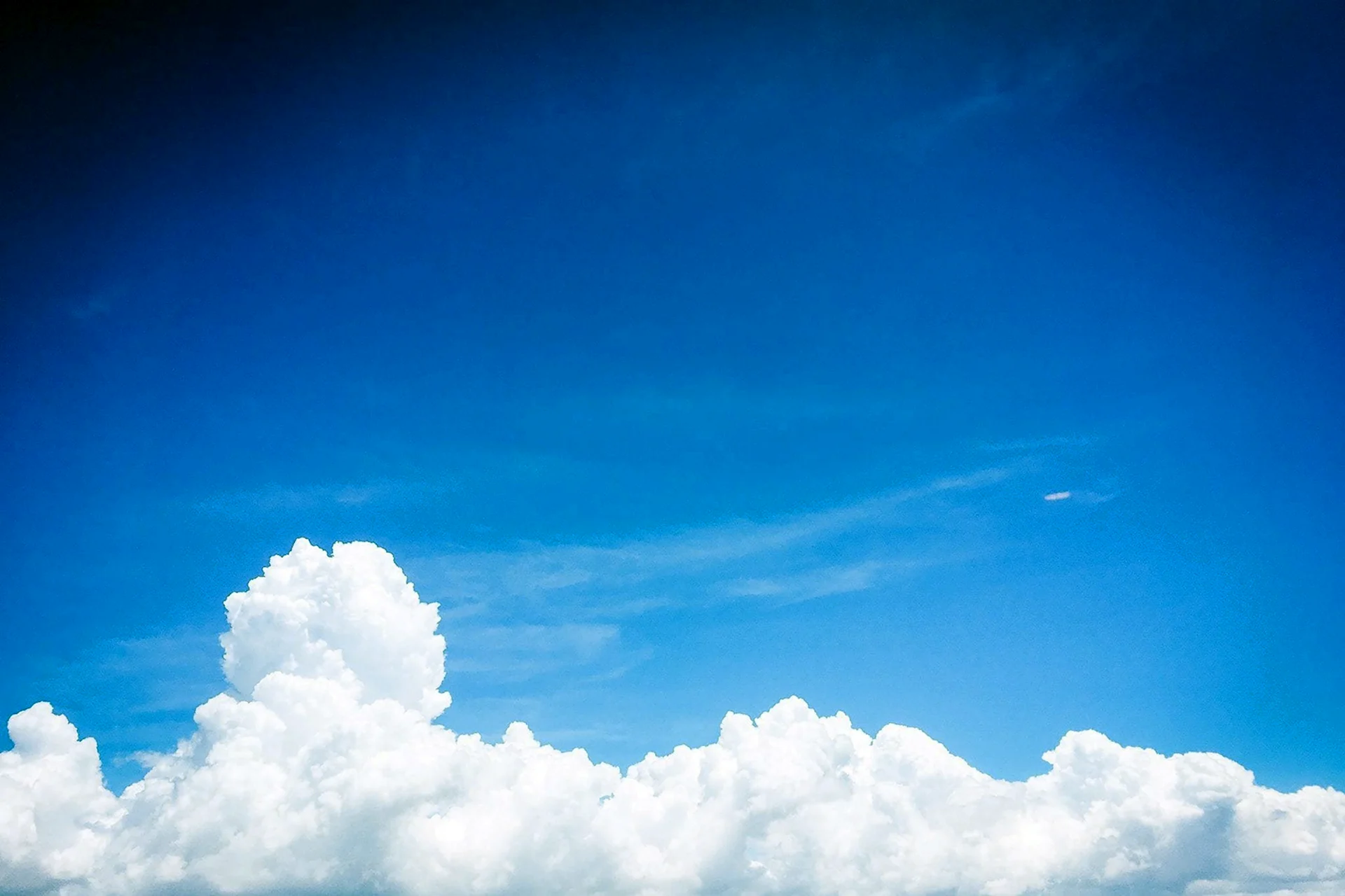 Голубое небо с облаками