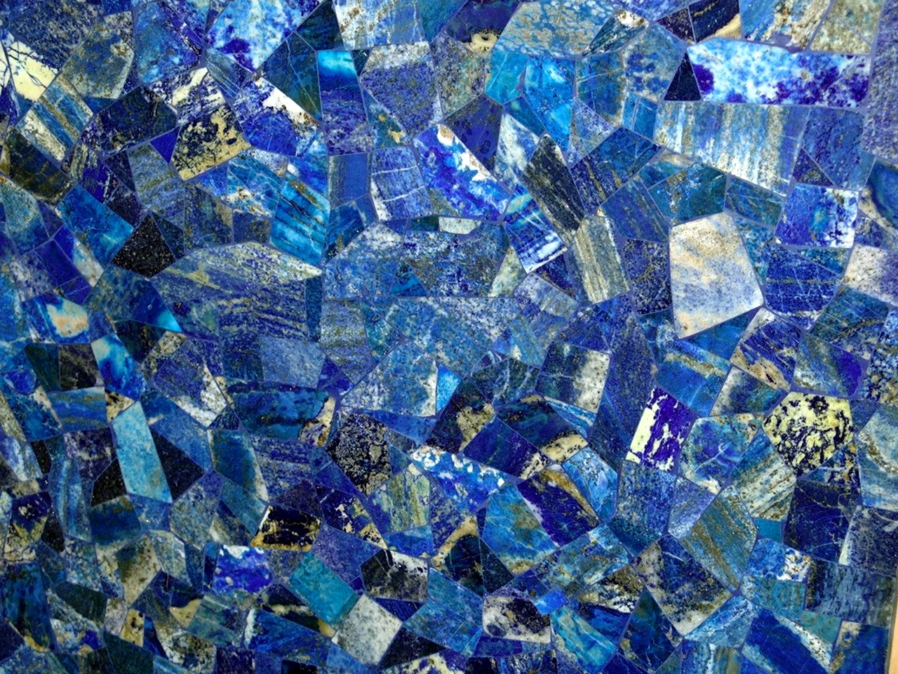 Голубой драгоценный камень лазурит