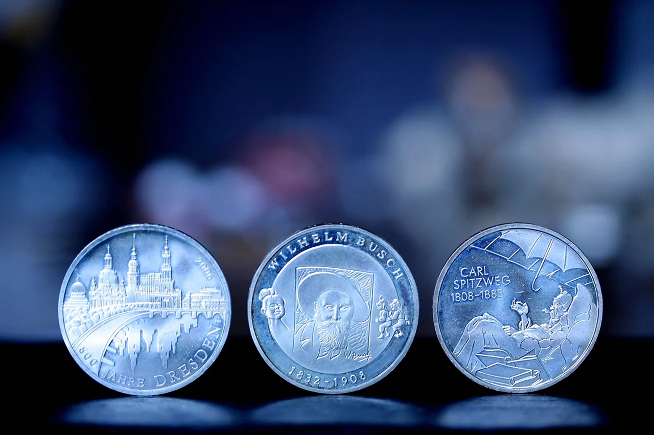 Голубой фон с монетами