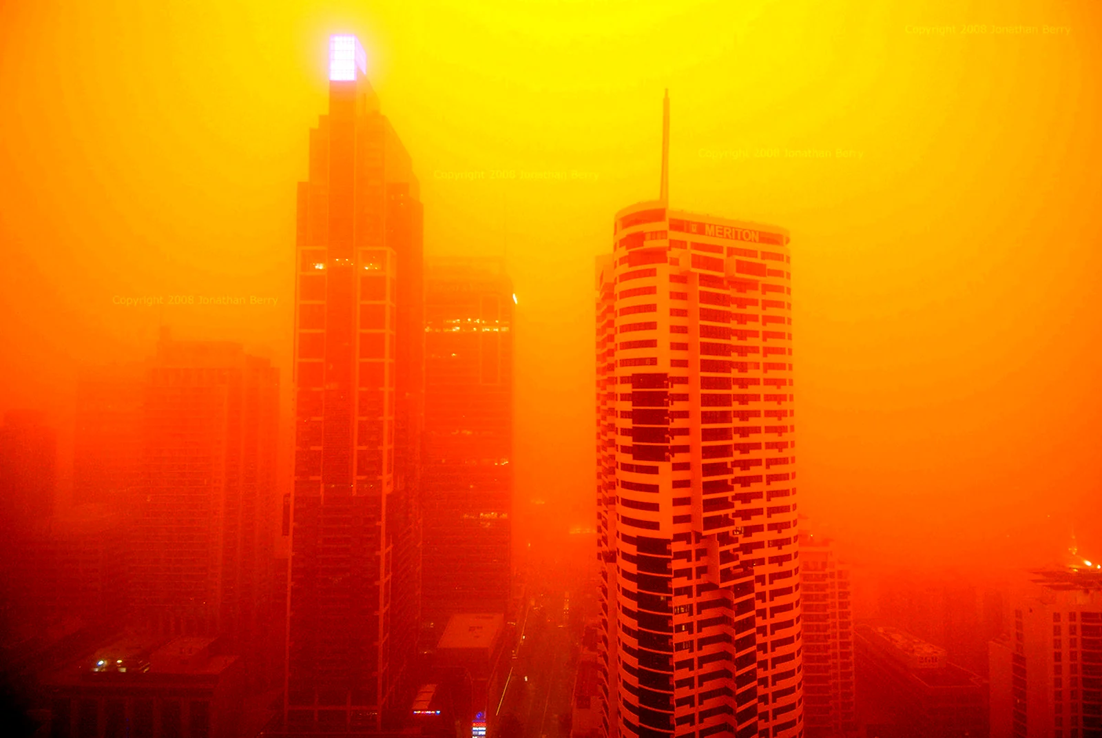 Город в оранжевом тумане