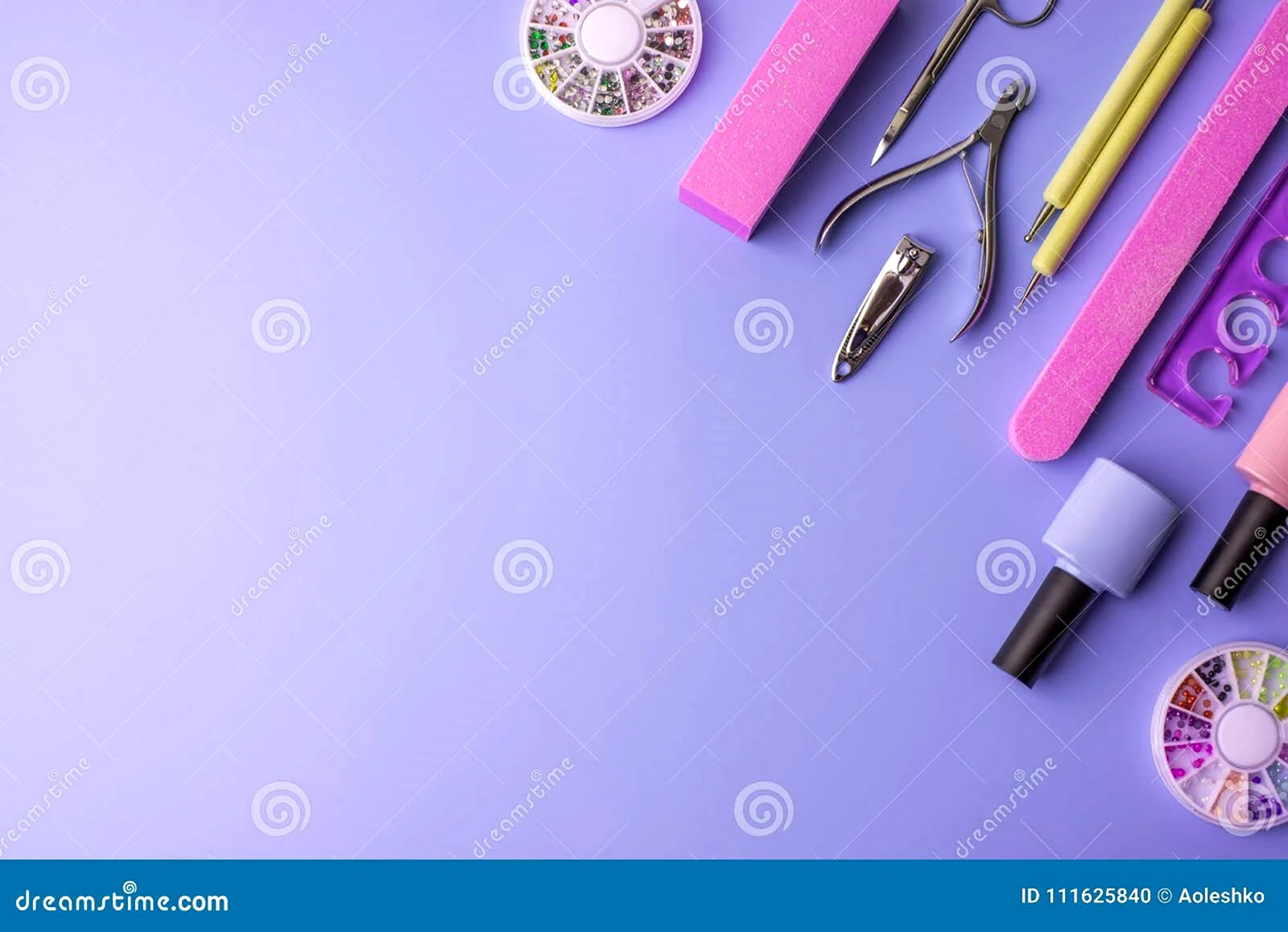 Инструменты маникюра на розовом фоне