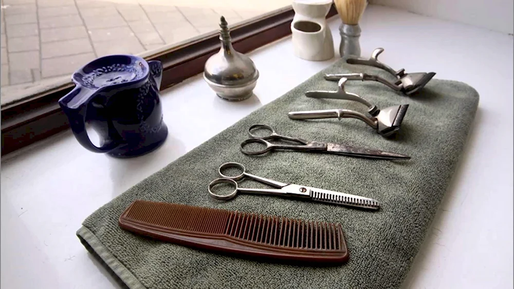 Инструменты парикмахера на столе