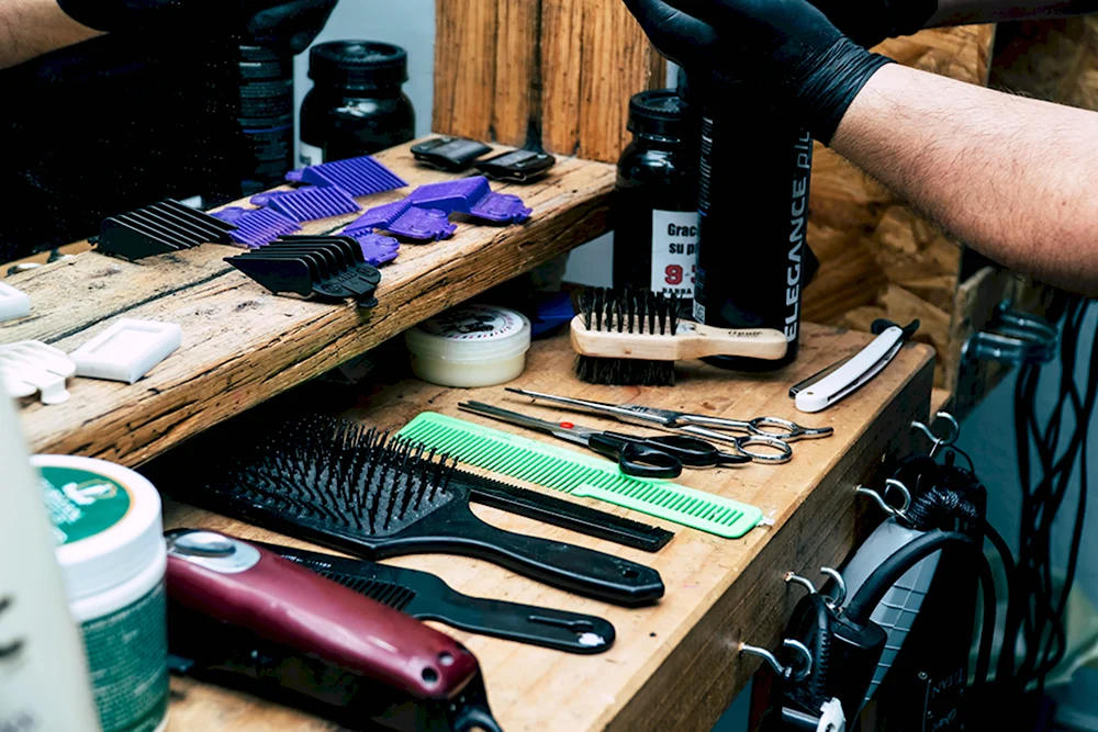 Инструменты парикмахера на столе