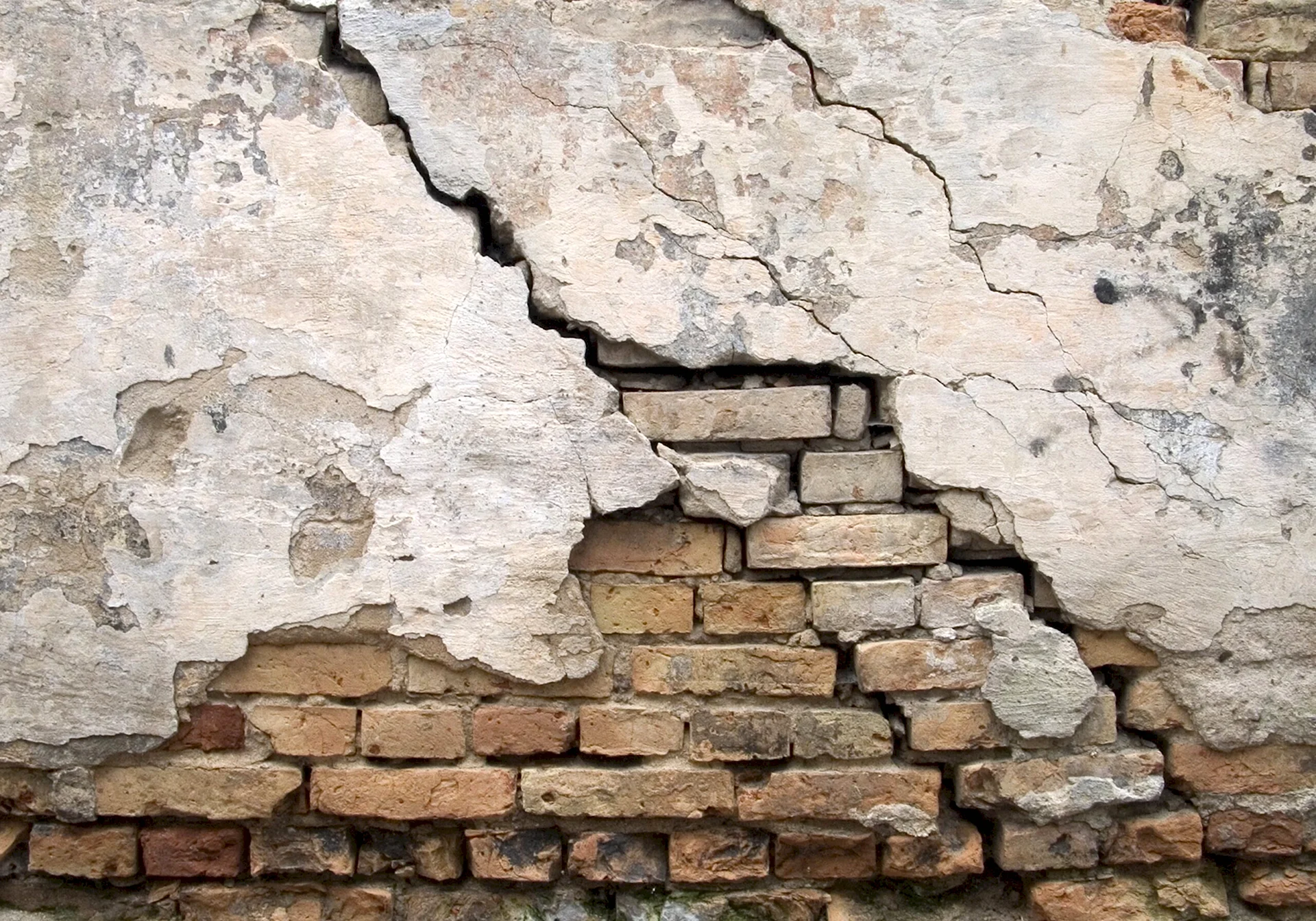 Каменная стена с трещинами