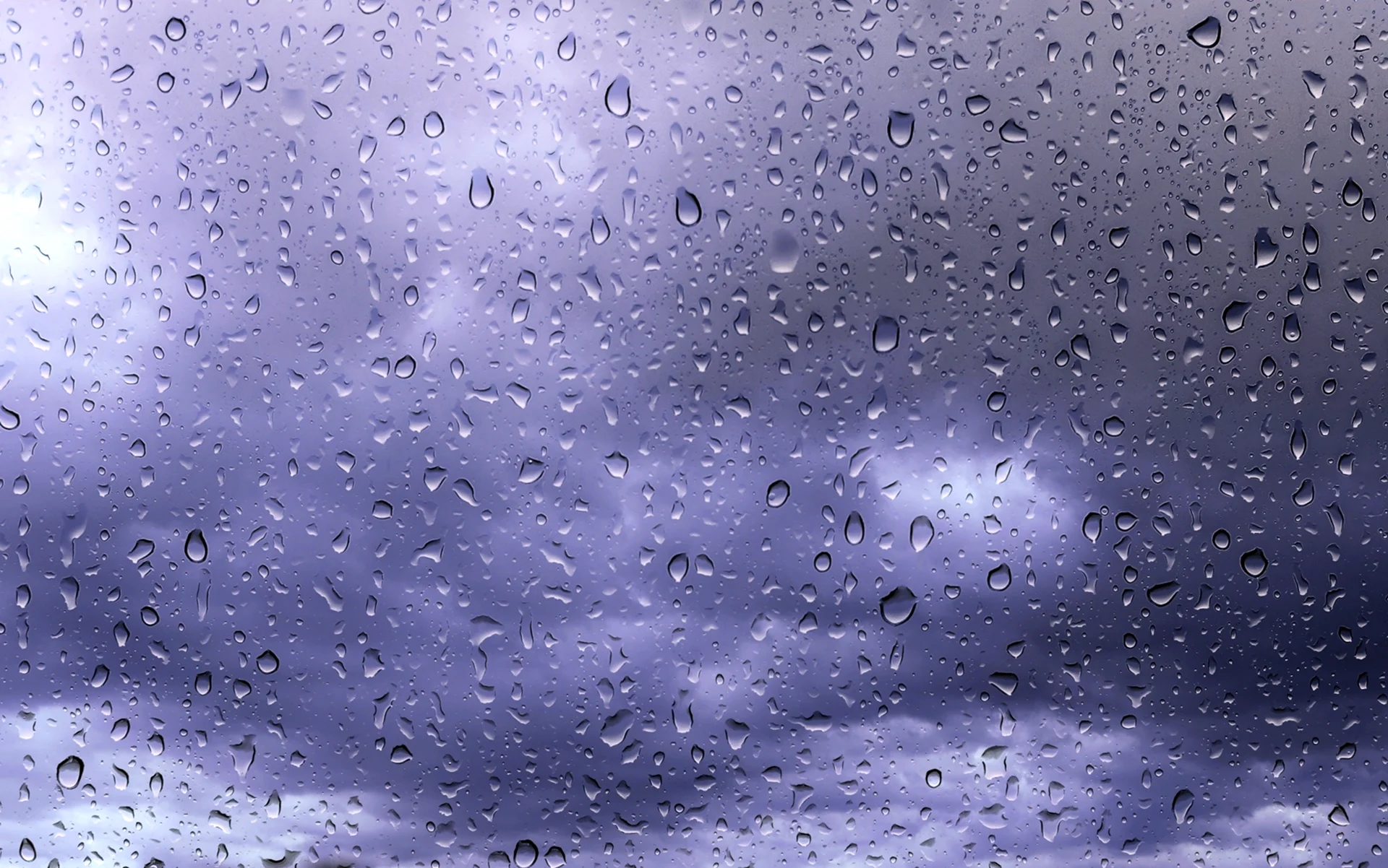Капли дождя на прозрачном фоне