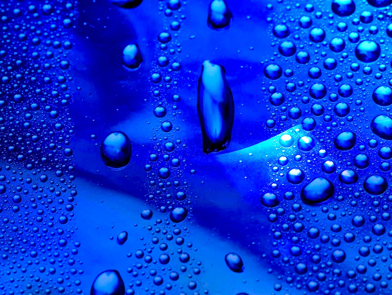 Капли дождя на синем фоне