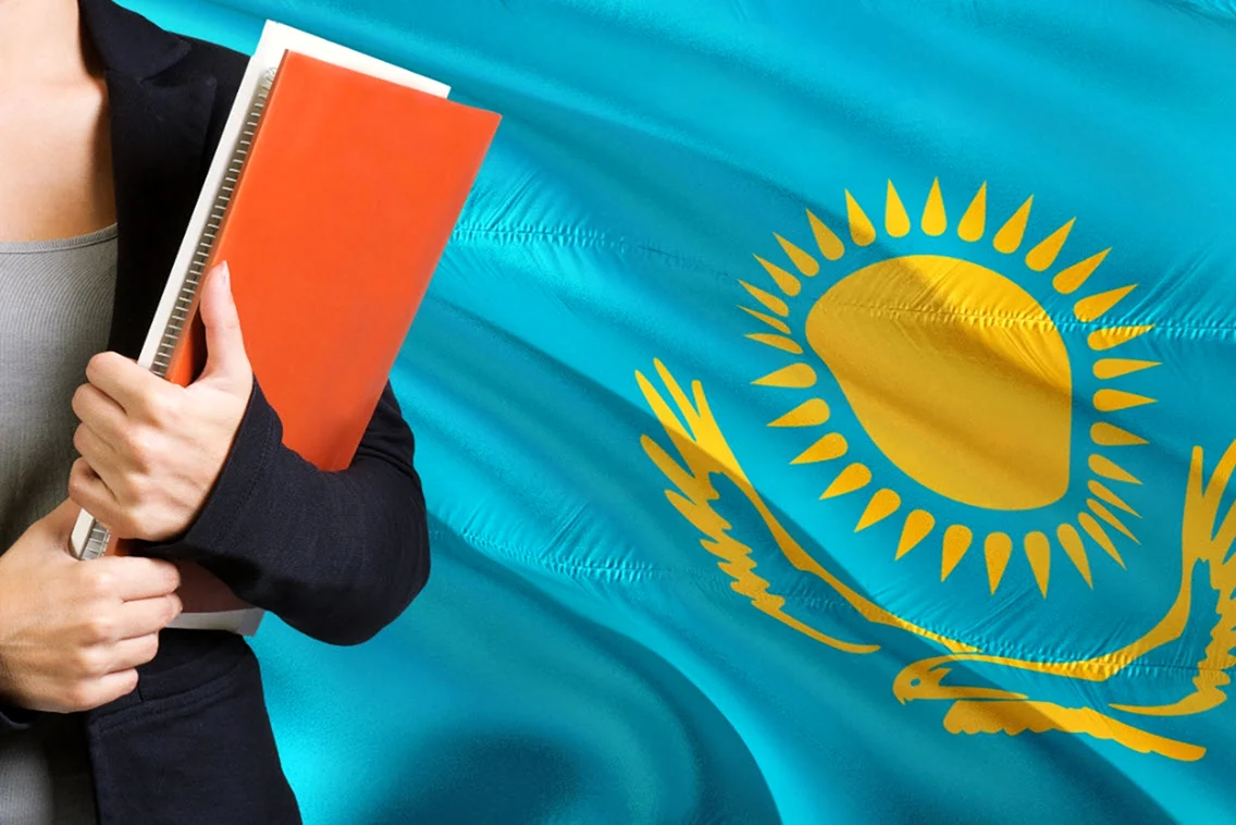 Казахский флаг и казах