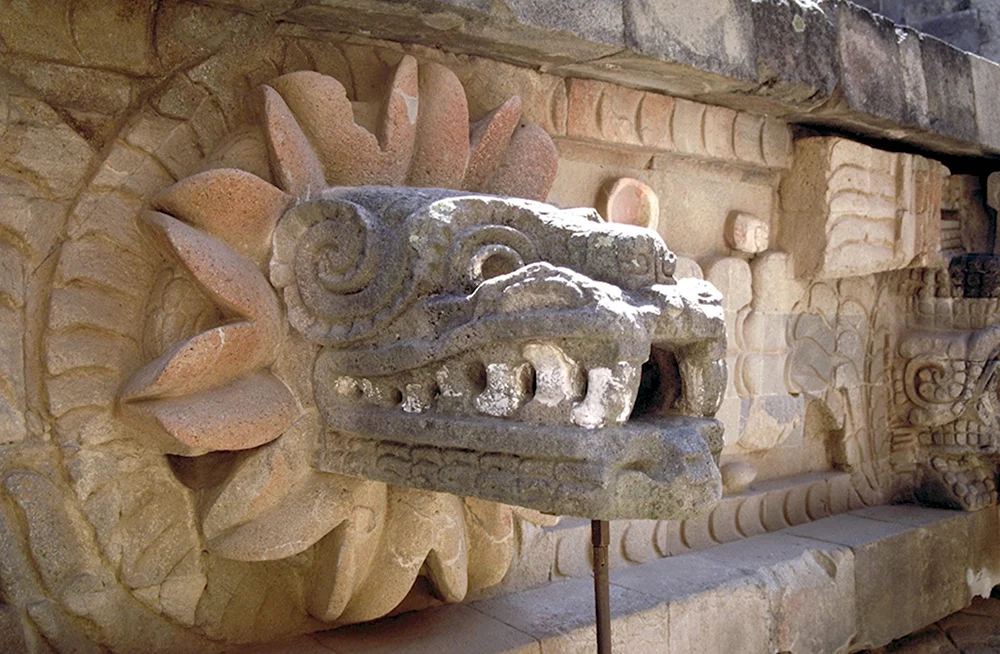 Кетцалькоатль ацтеков статуя