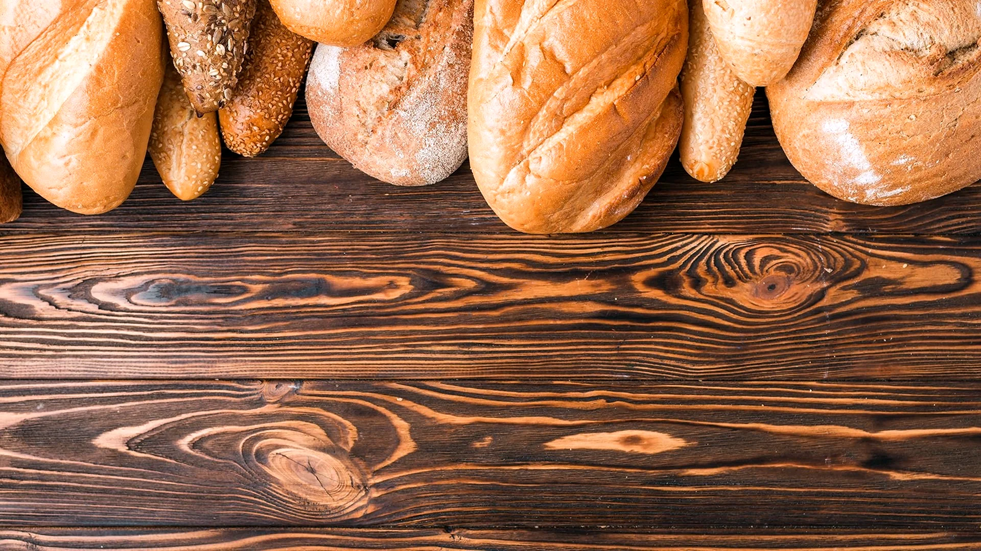 Хлеб на деревянном фоне