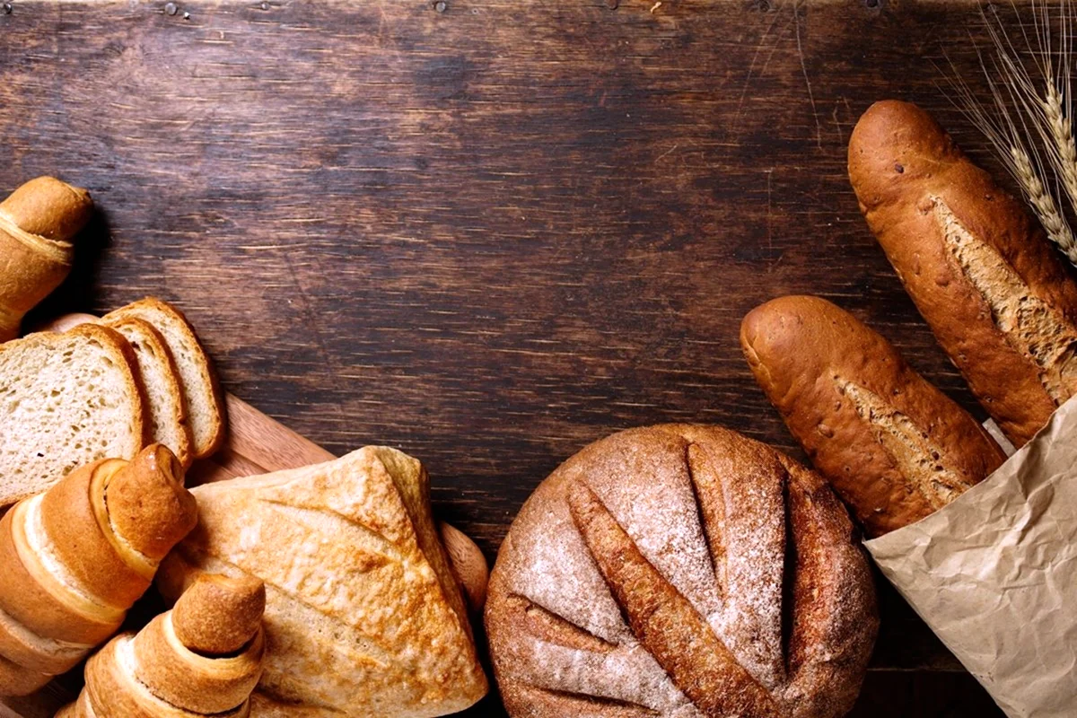 Хлеб на коричневом фоне