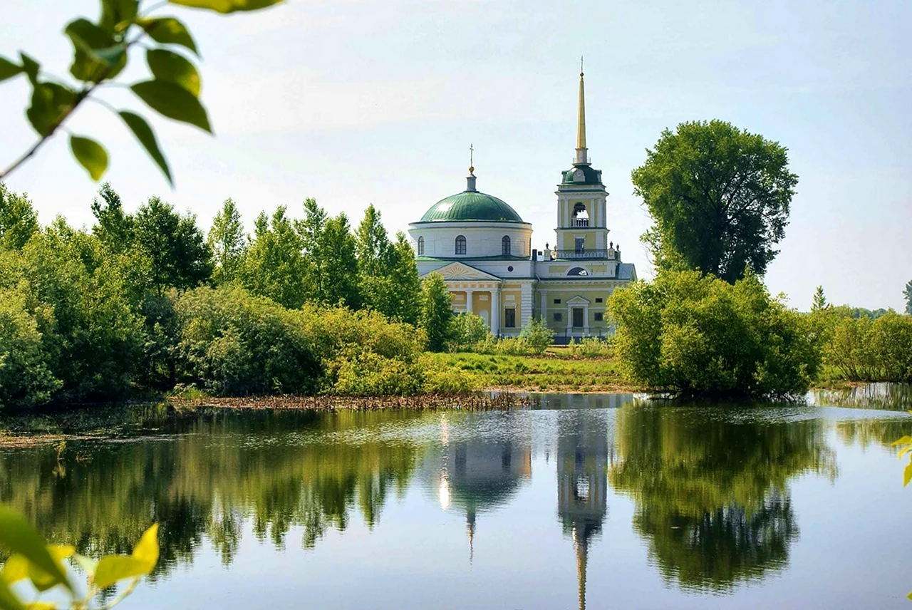 Храм Николая Чудотворца у реки в Подмосковье