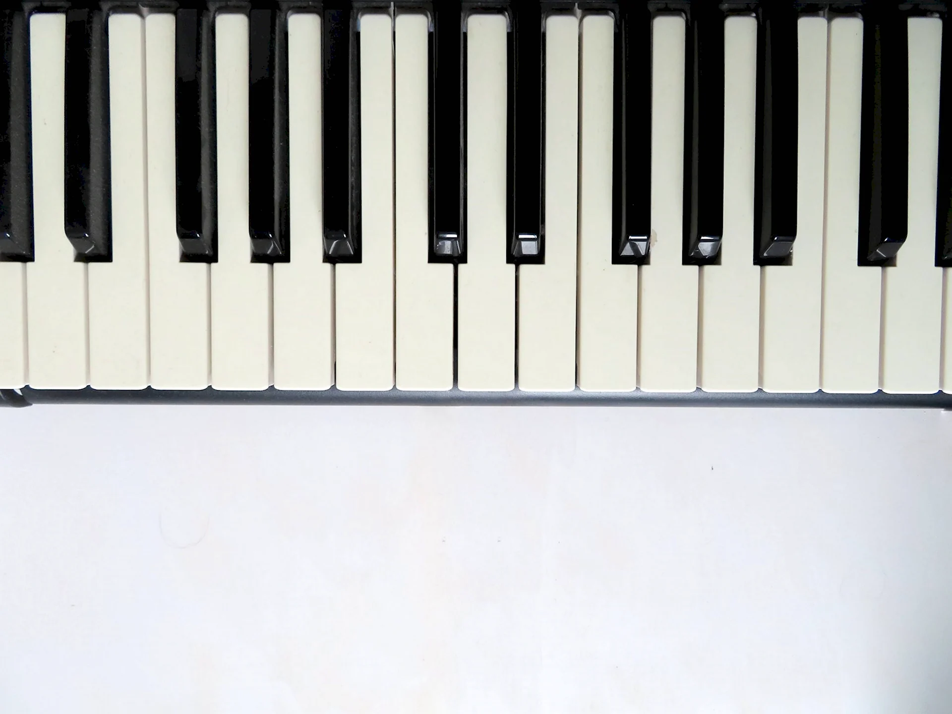 Клавиши пианино сверху