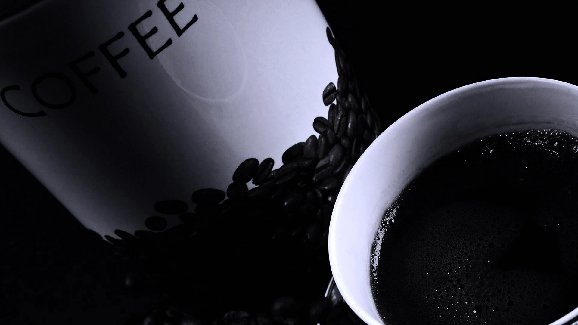 Кофе на черном фоне