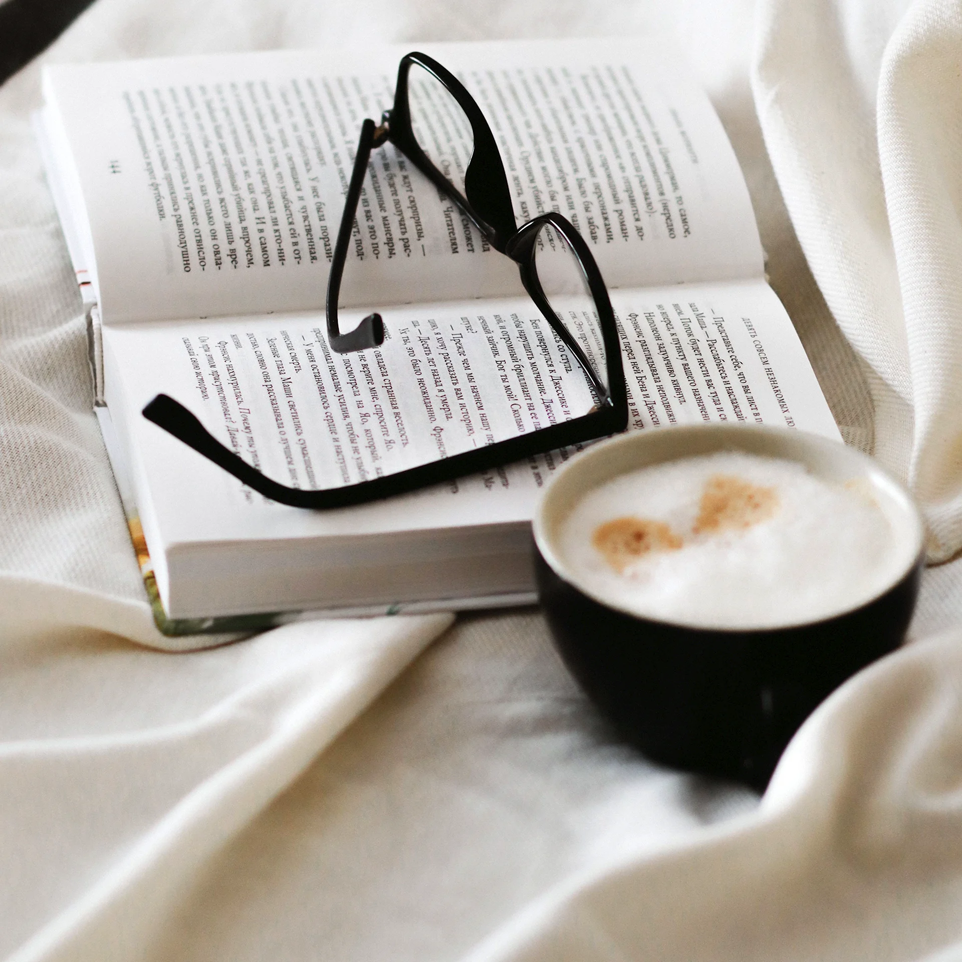 Кофе очки и книга