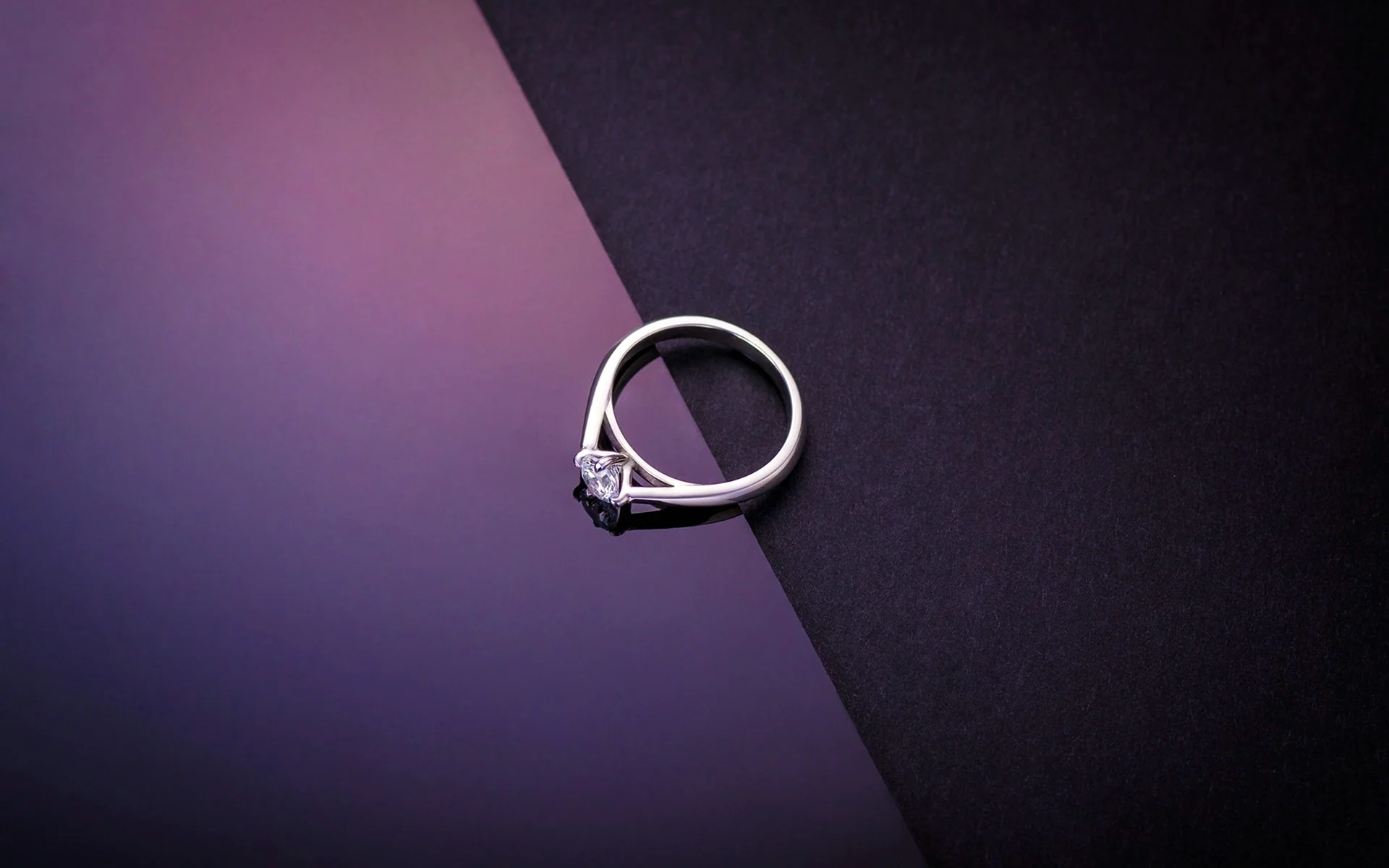 Кольца с фиолетовым фоном