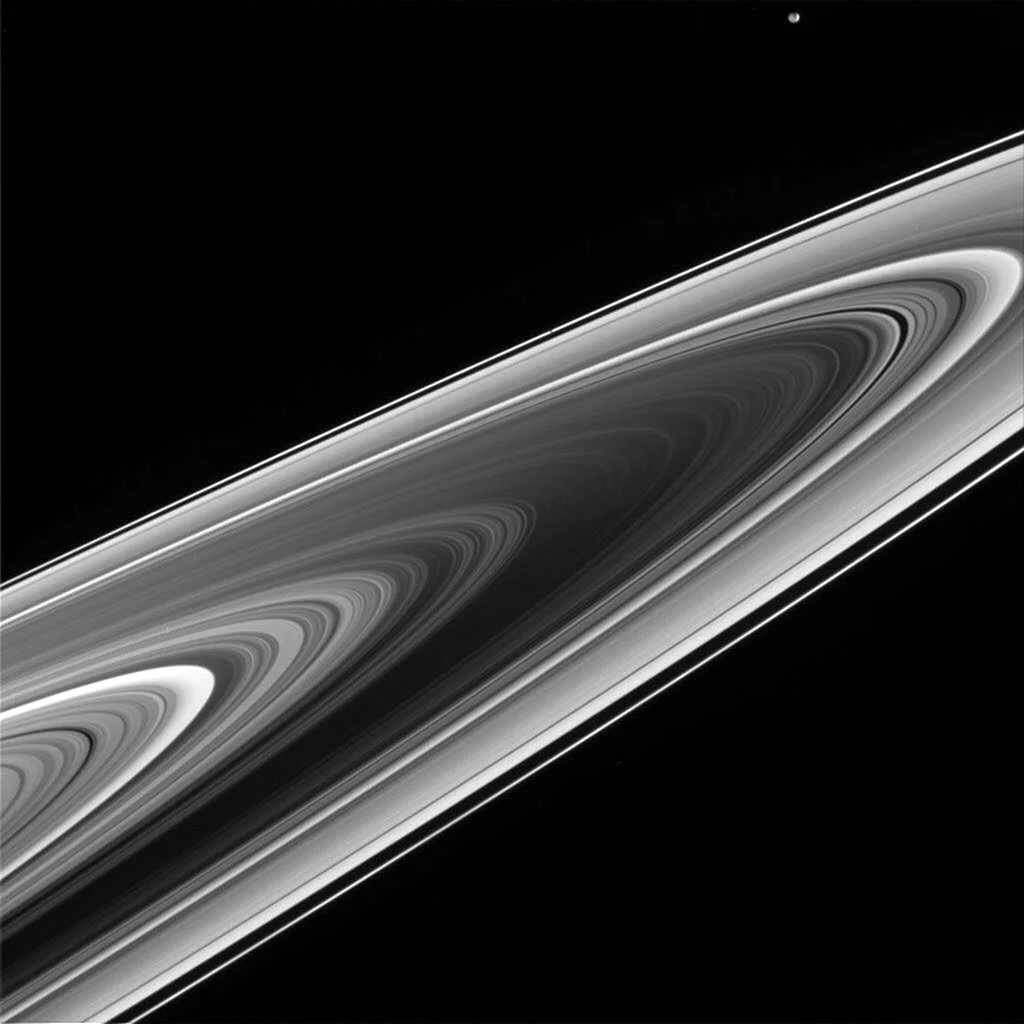Кольца Сатурна сбоку