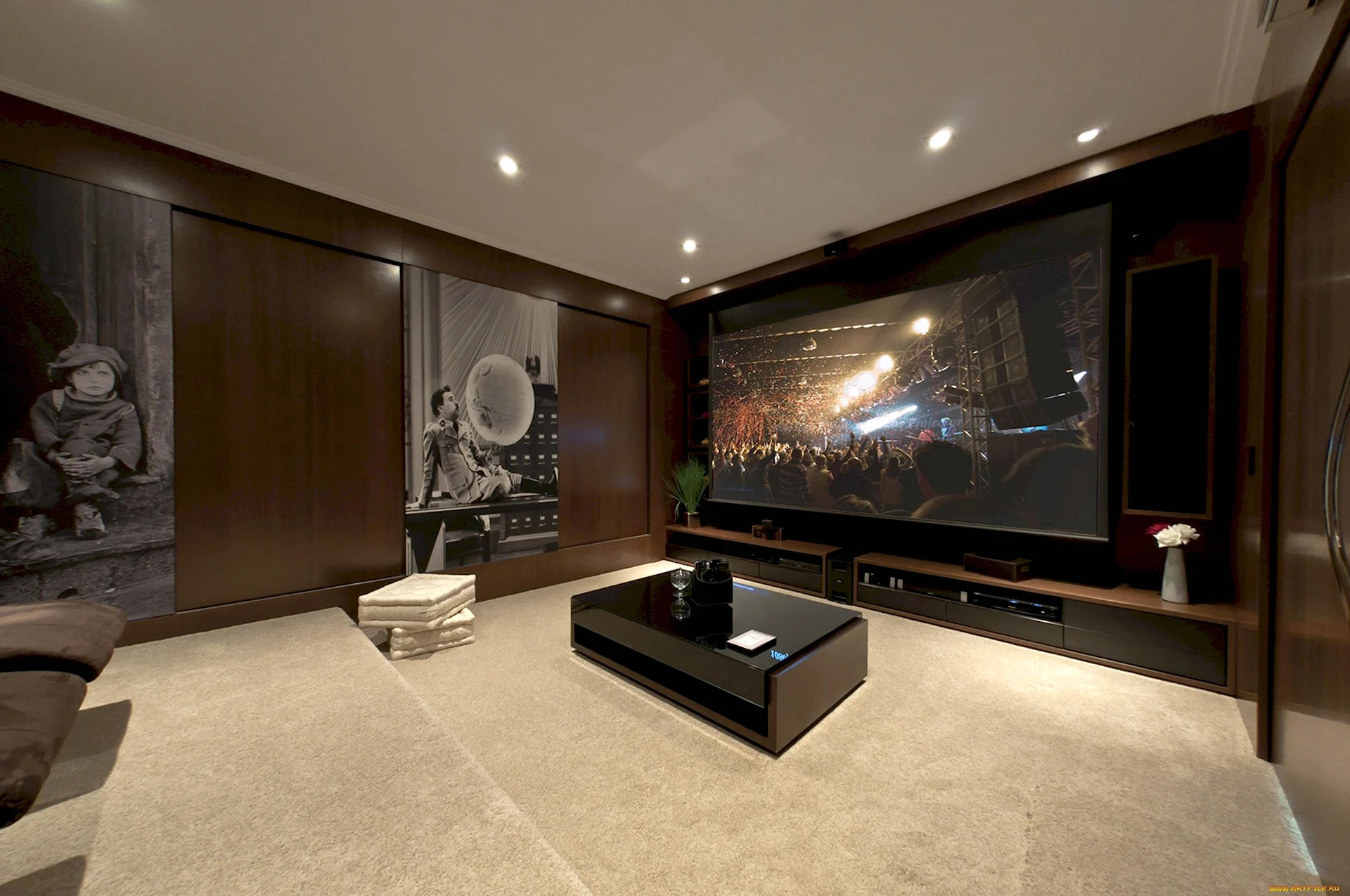 Комната с большим телевизором