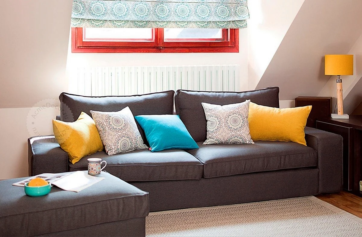 Коричневый диван с цветными подушками