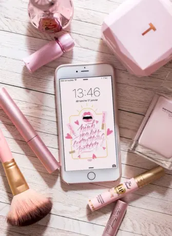 Косметика в розовых тонах с айфоном