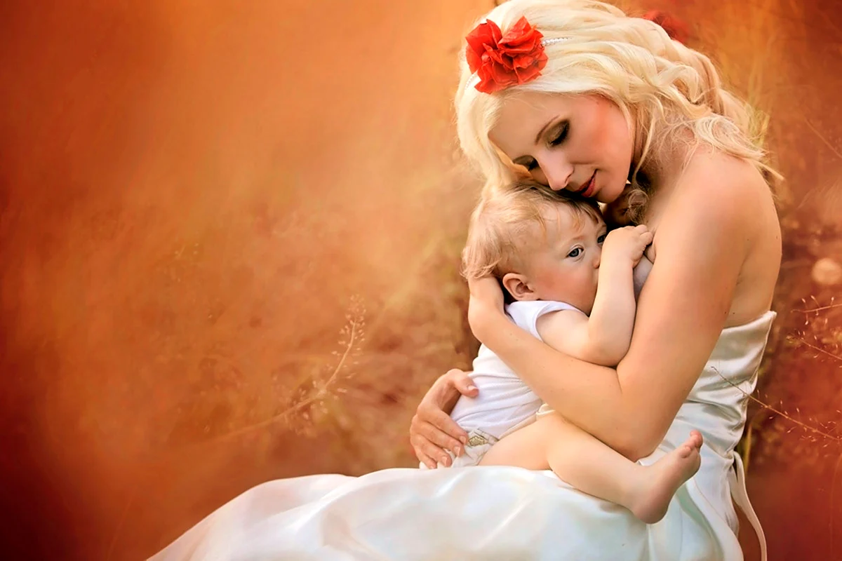 Красивая мама с младенцем