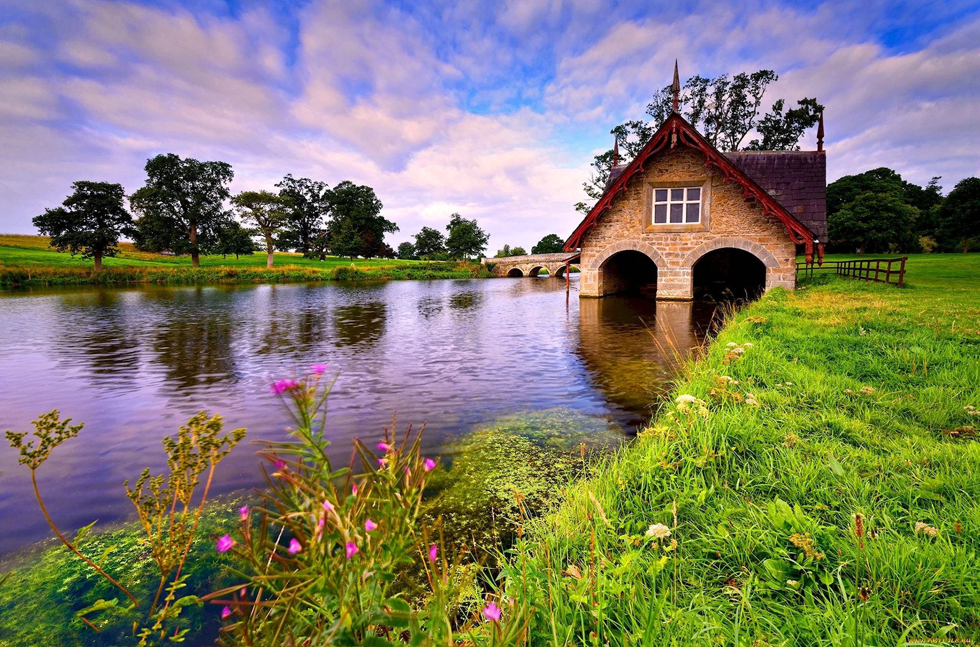 Красивый дом у реки