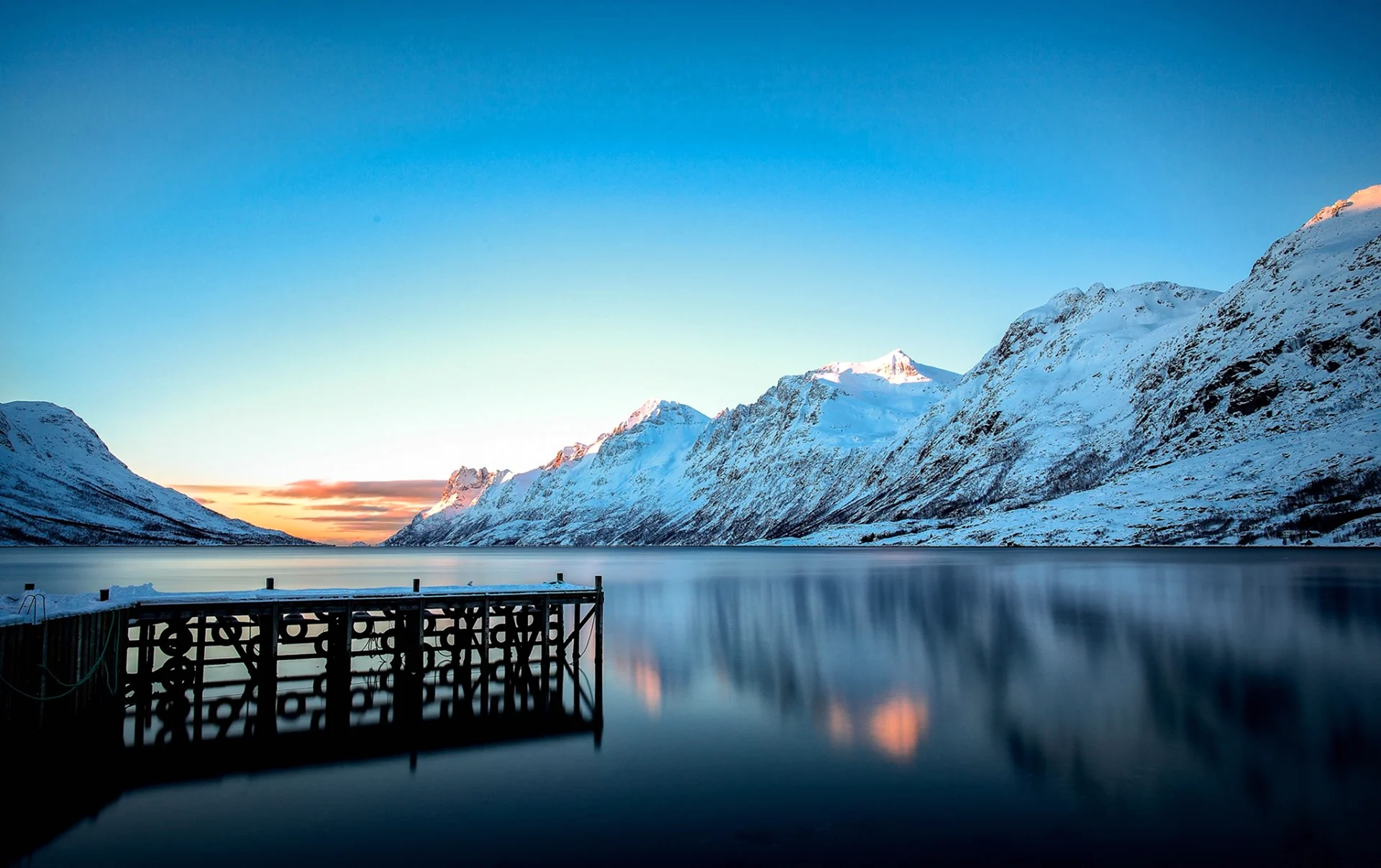 Красивый вид на озеро горы зима