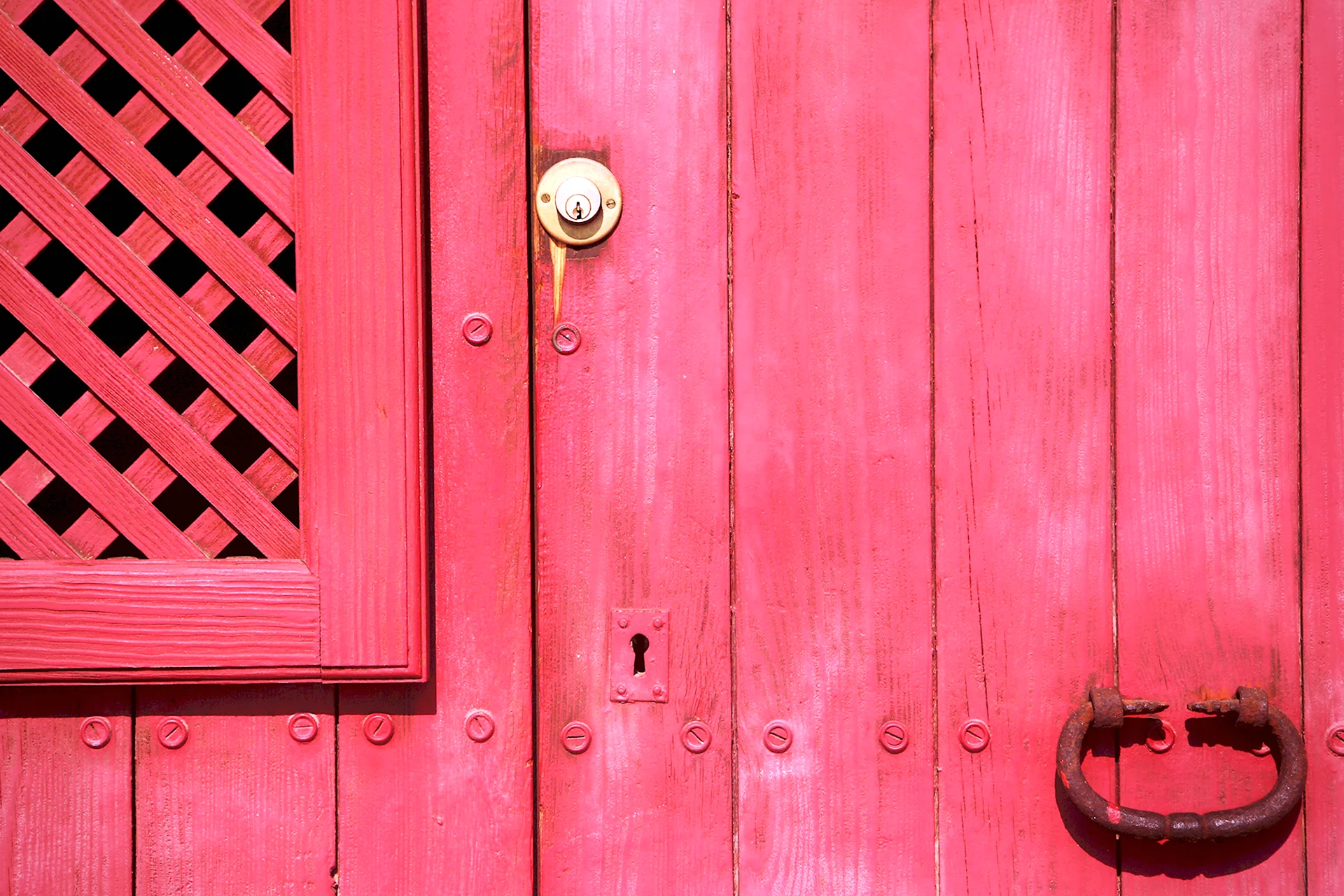 Красная деревянная дверь