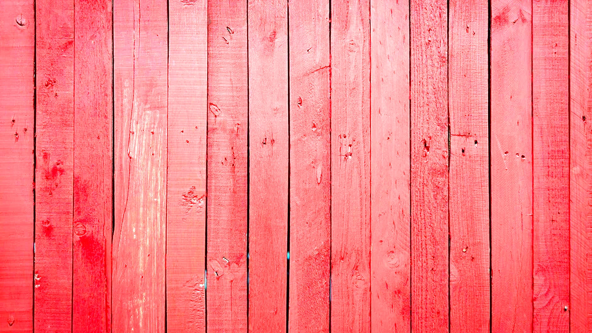 Красная деревянная стена