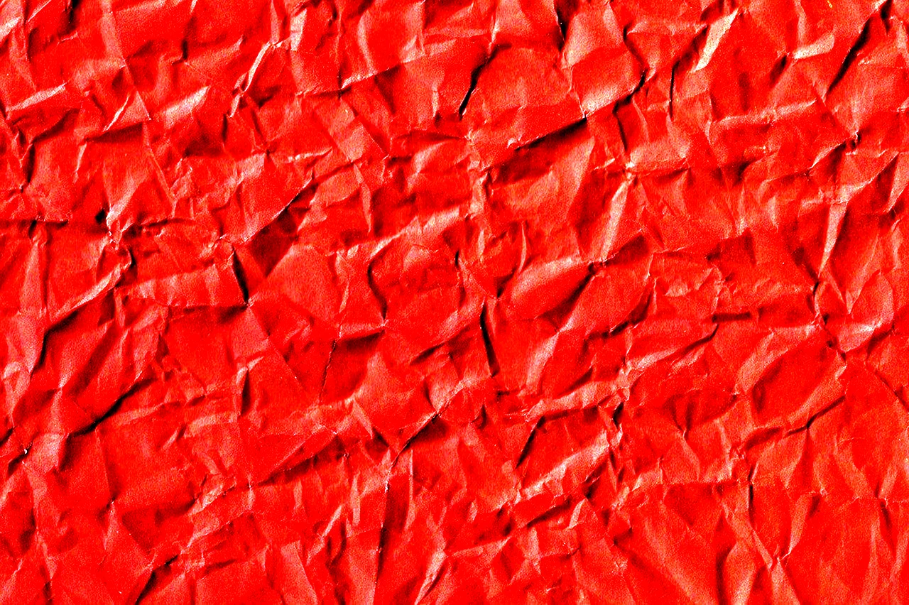 Красная мятая бумага