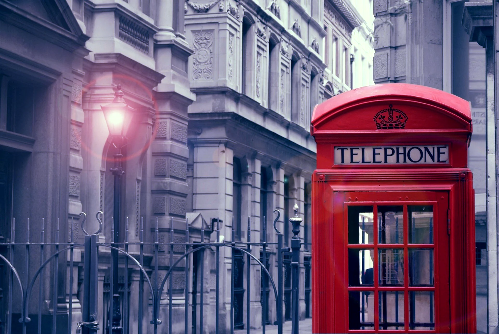 Красная телефонная будка в Лондоне