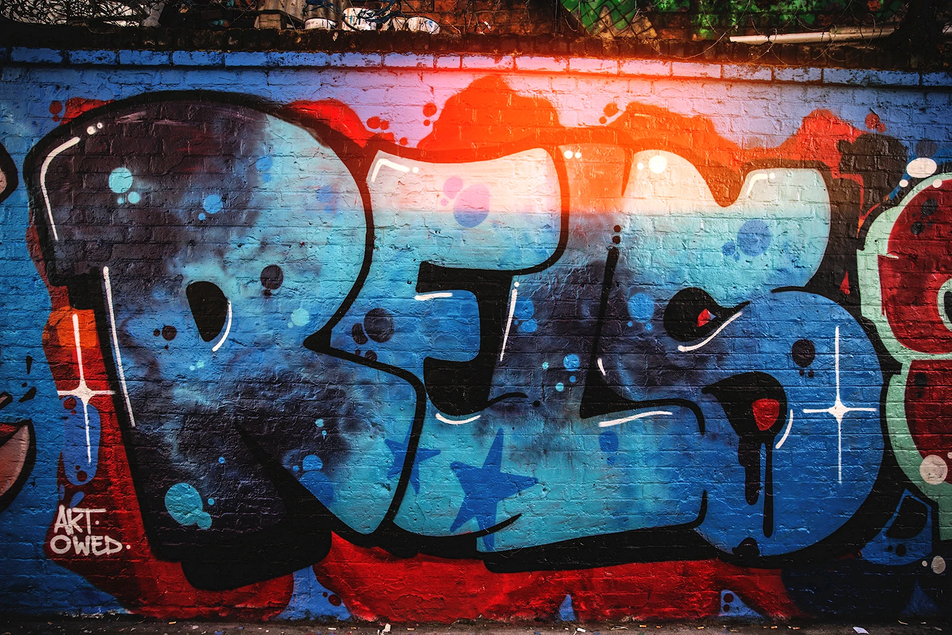 Красно синие граффити