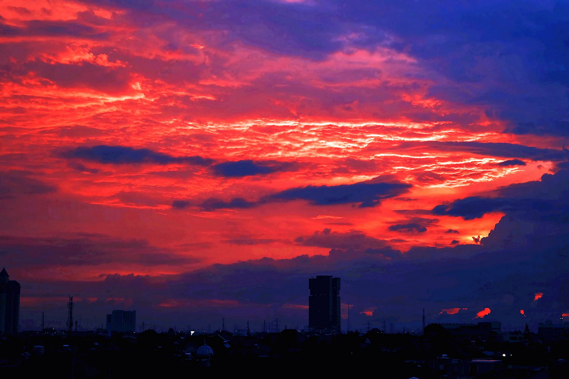 Красный закат над городом