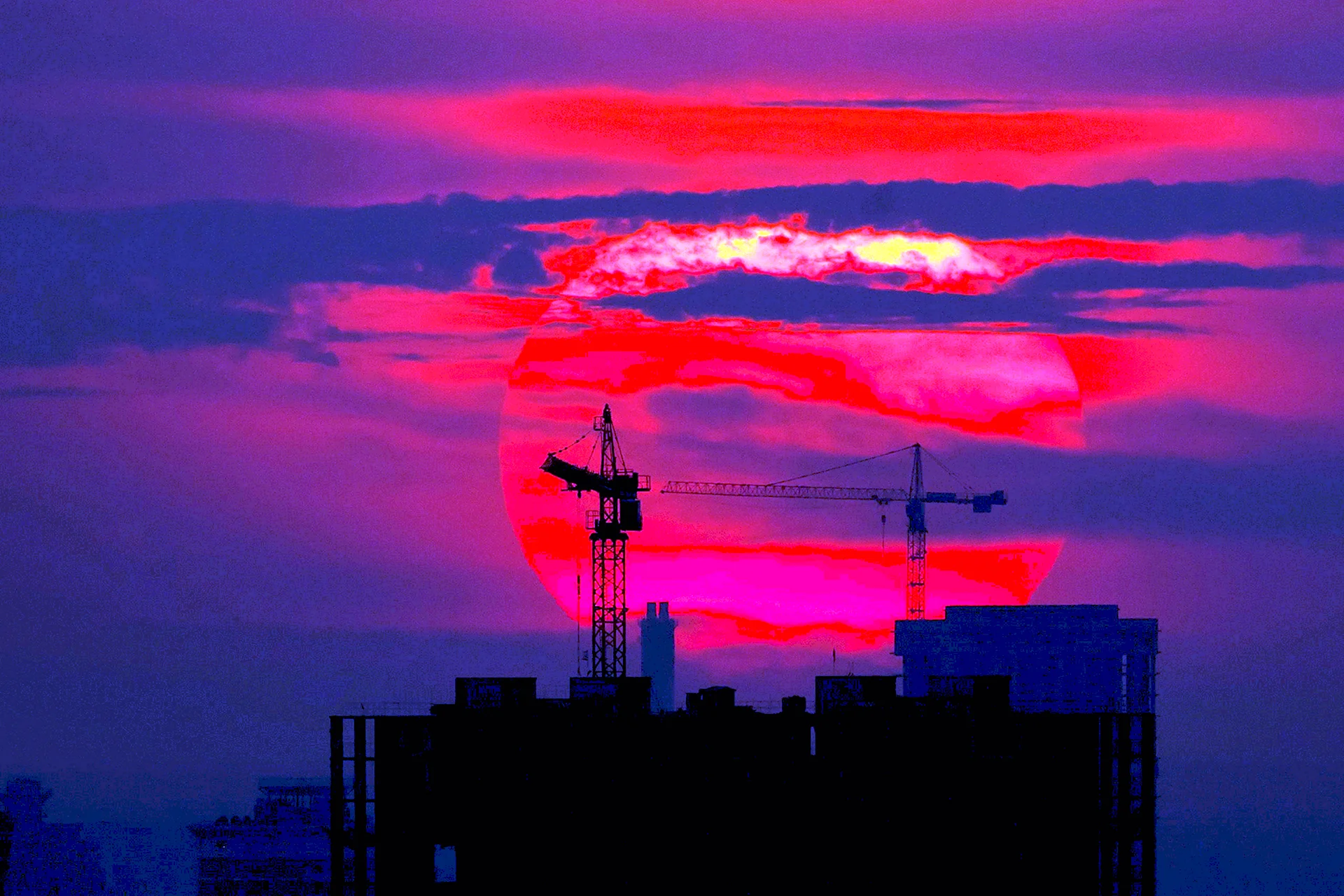 Красный закат в городе