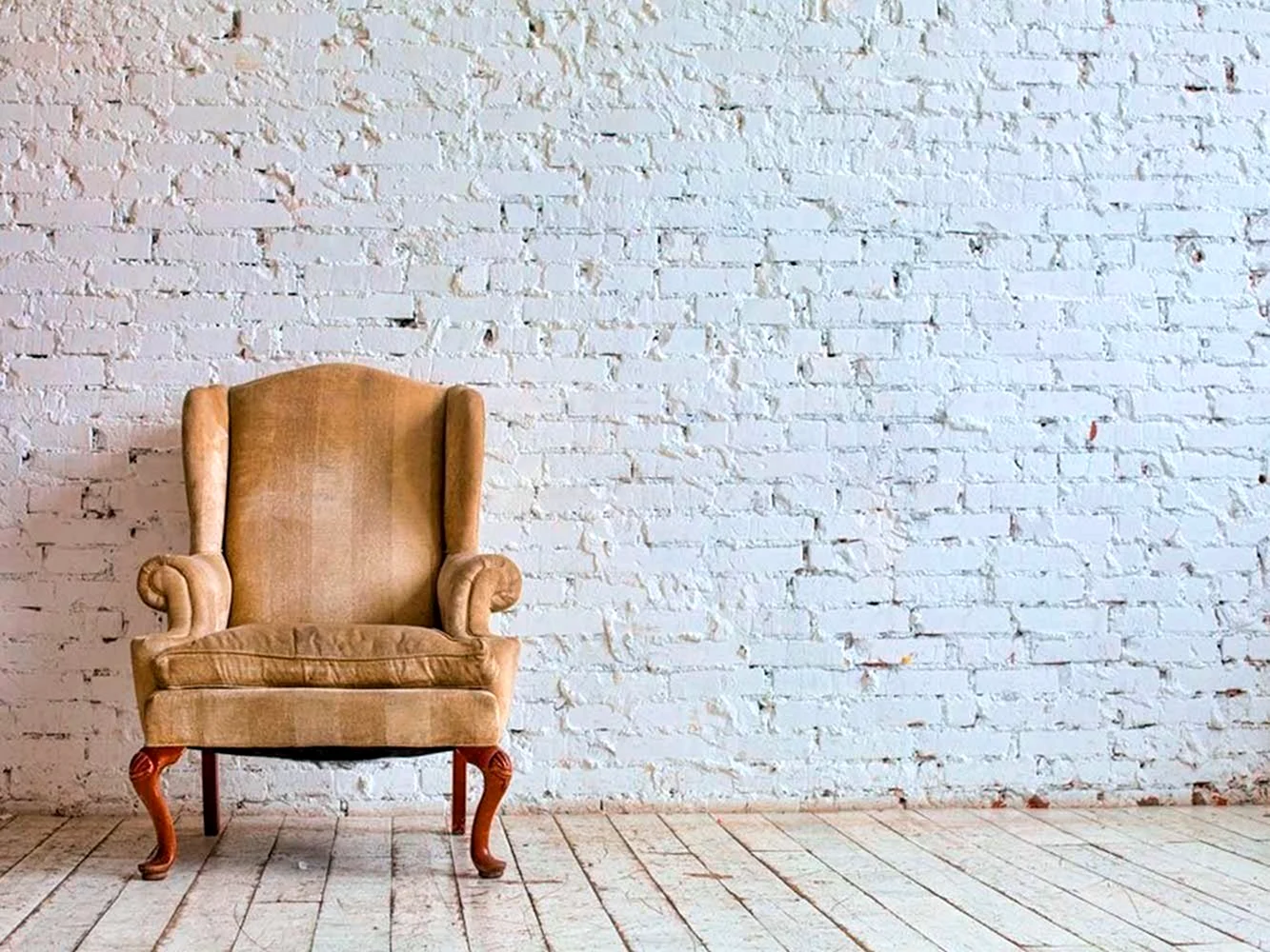 Кресло на фоне стены