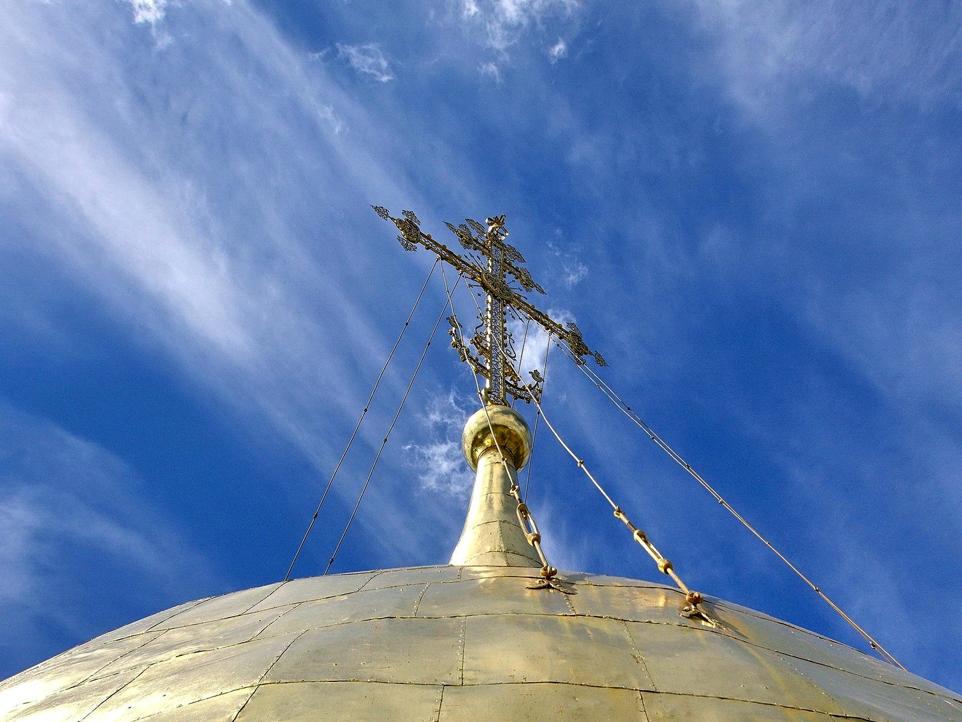 Крест Успенского собора во Владимире на куполе