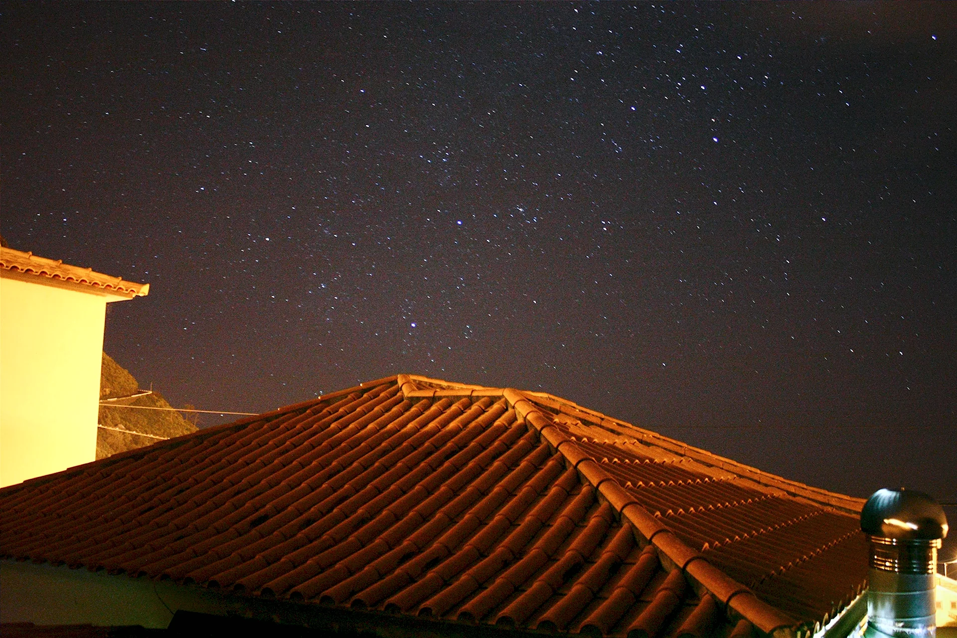 Крыша дома ночью