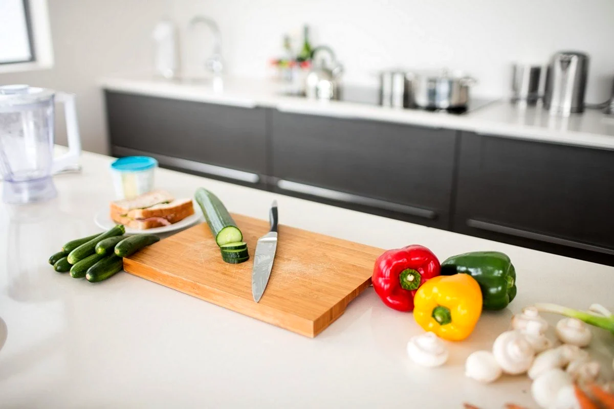 Кухонный стол с овощами