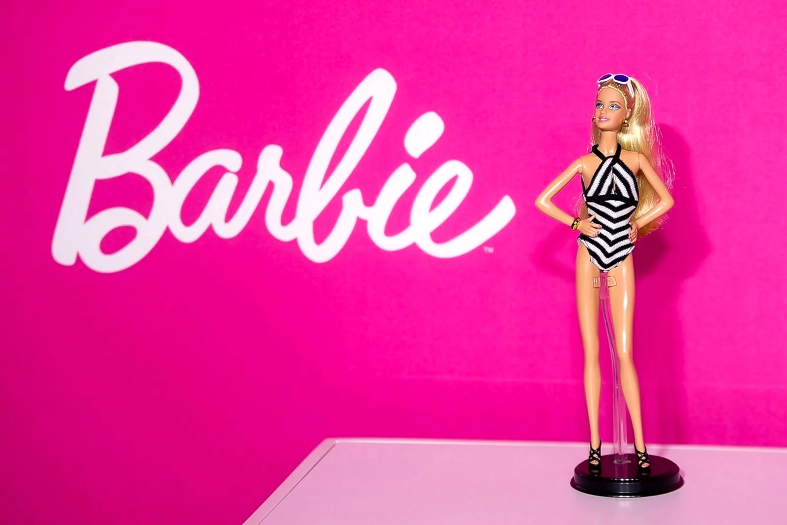 Кукла Барби на розовом фоне