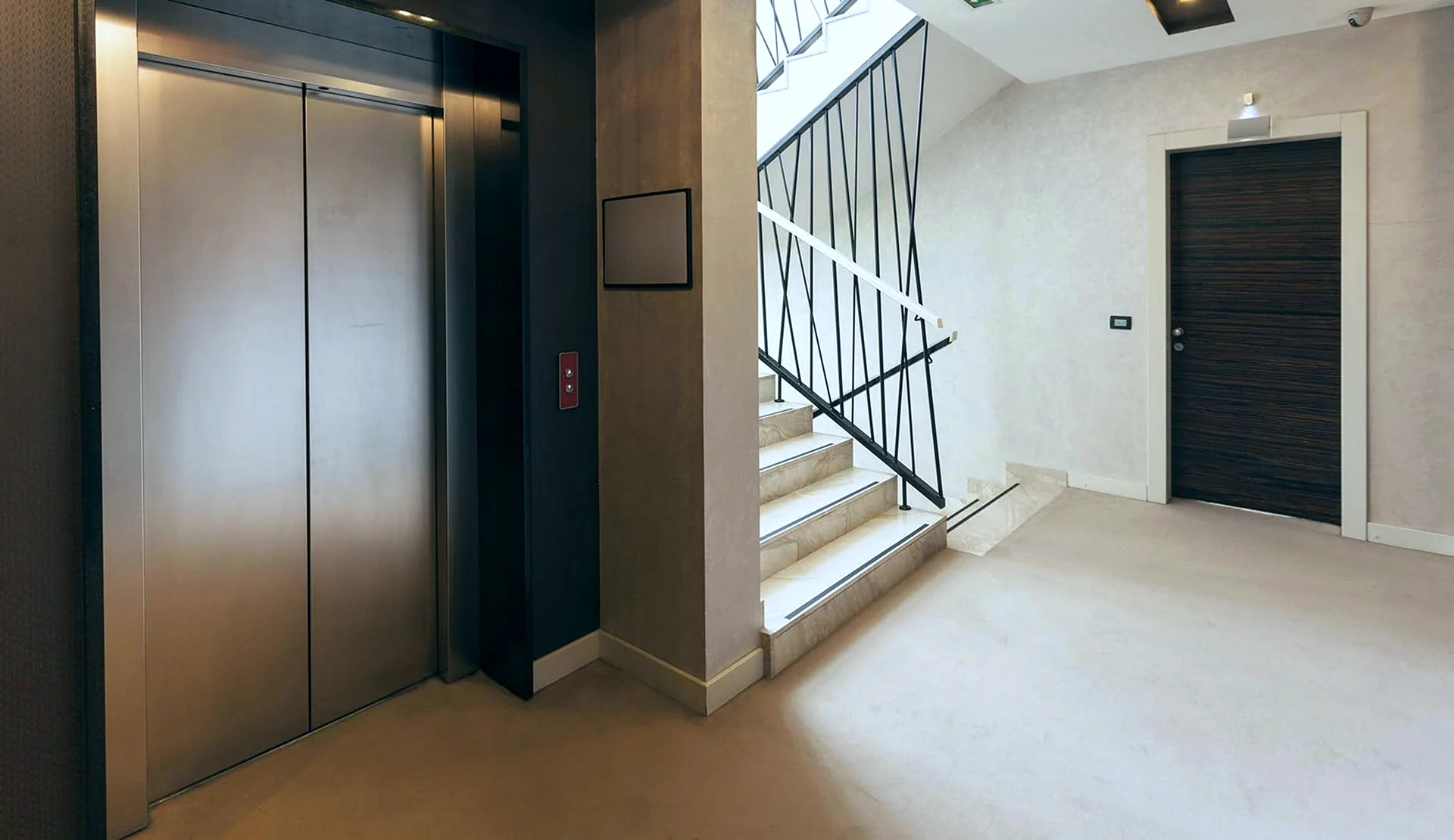 Лестничная площадка с лифтом