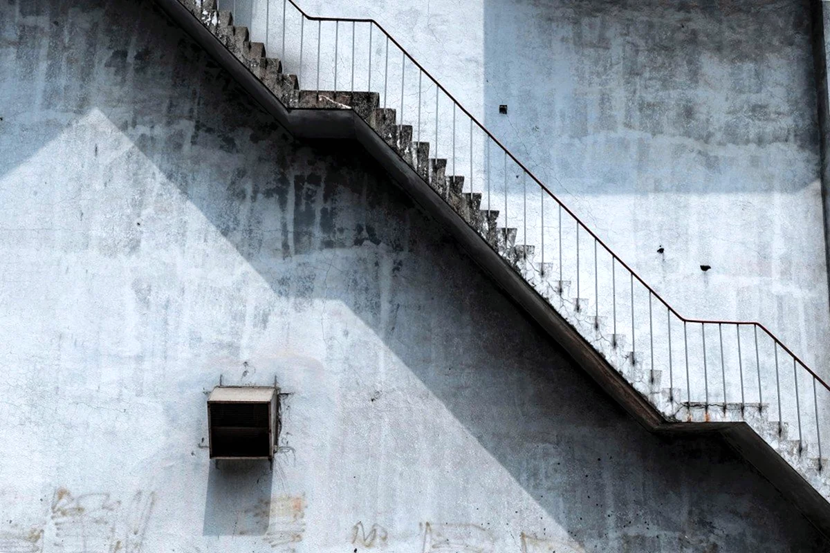 Лестница в бетонной стене