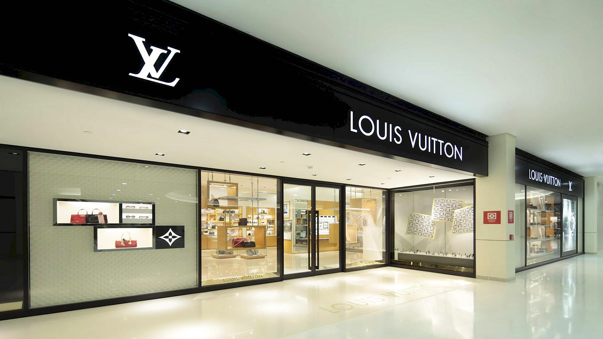 Louis Vuitton вывески крупно