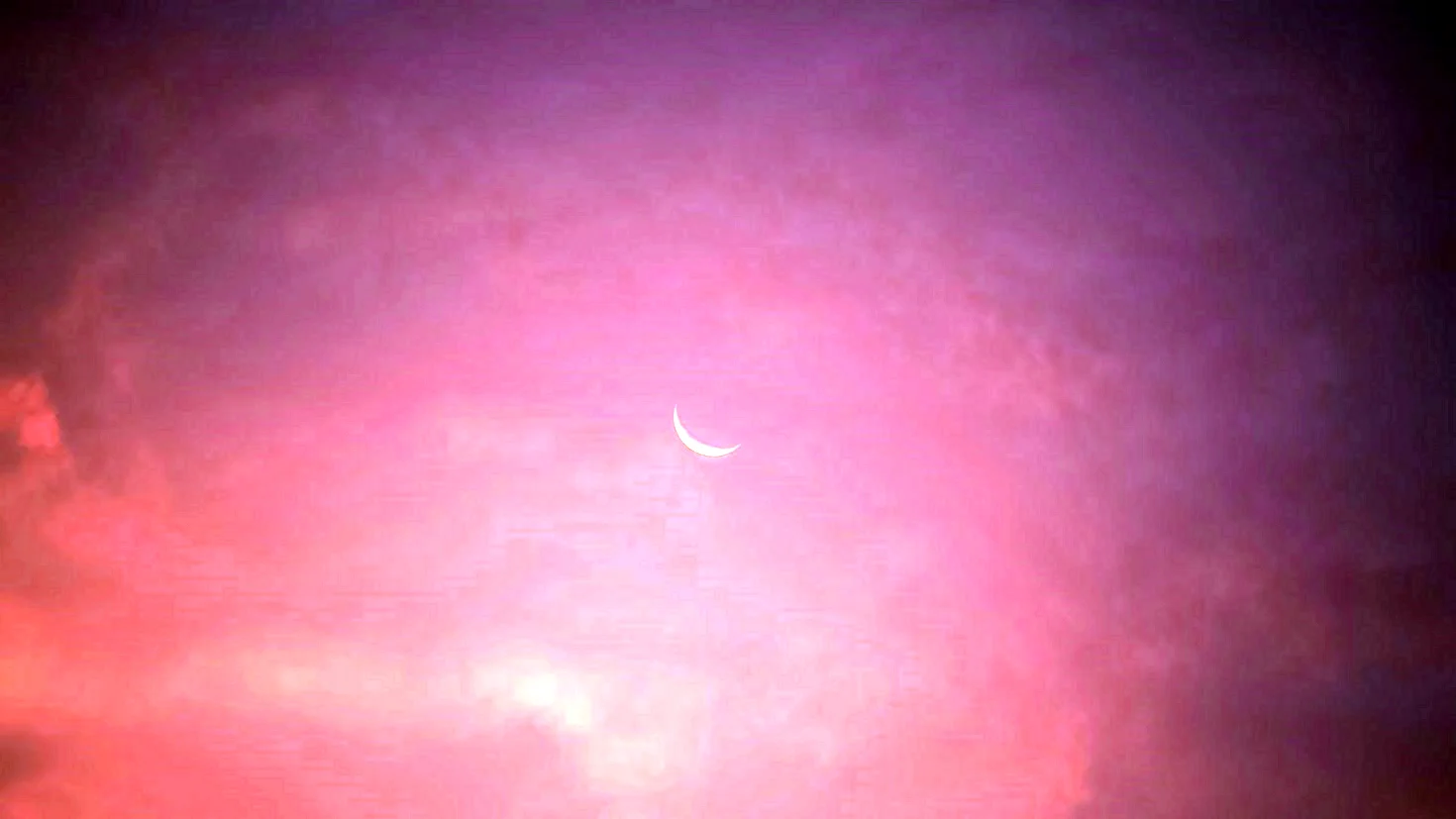 Луна на розовом небе