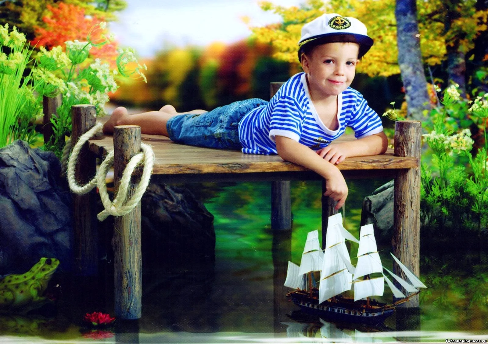 Мальчик с корабликом