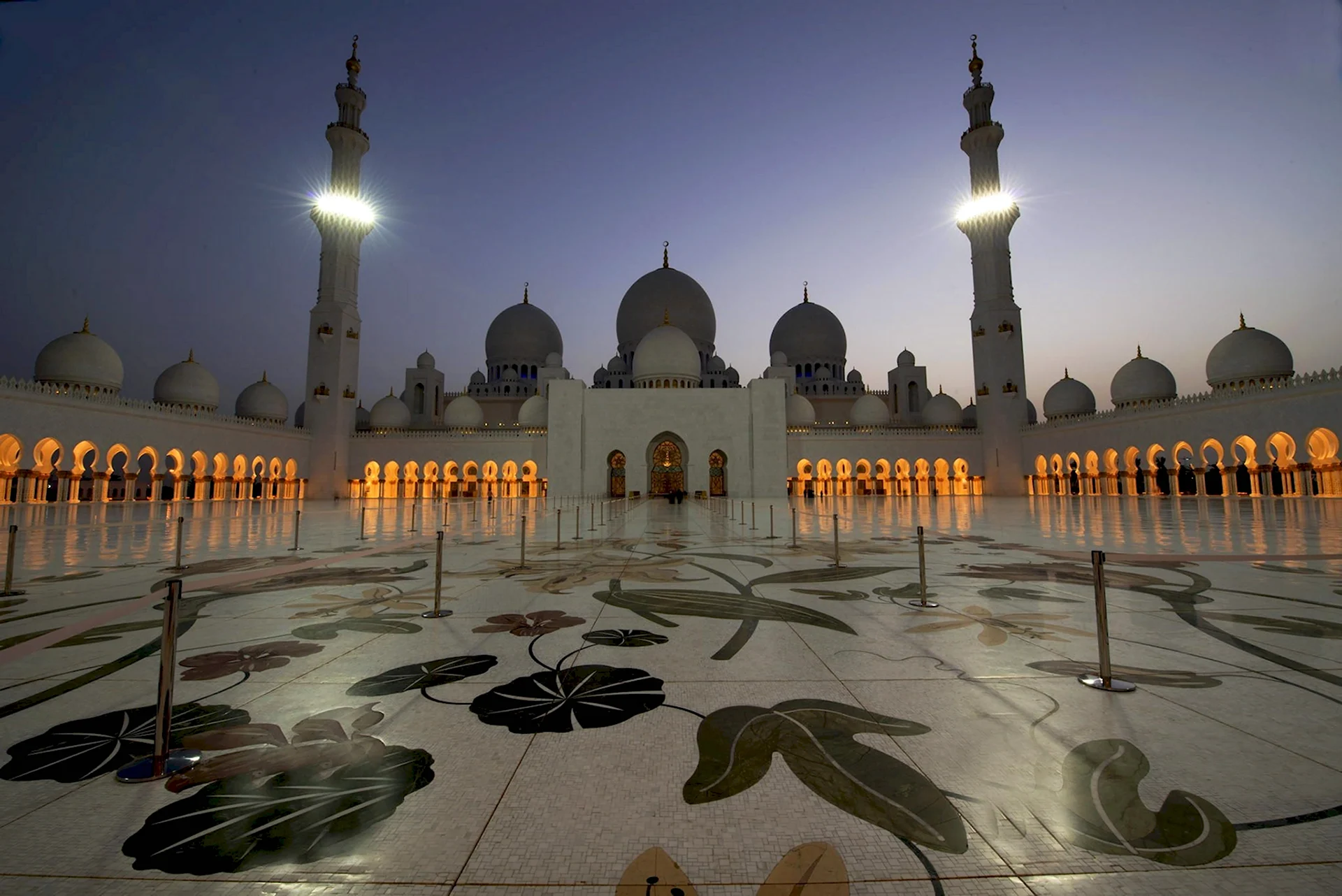 Мечеть Зайда похожа на Тадж Махал
