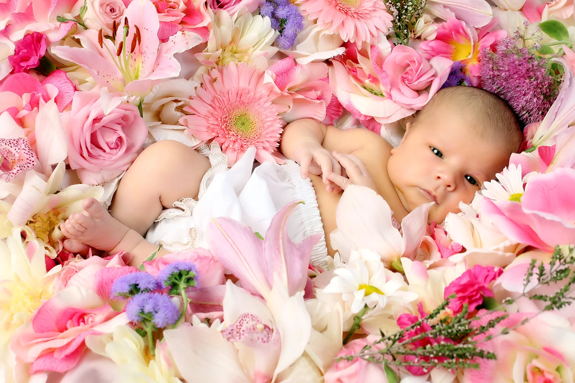 Младенец в цветах