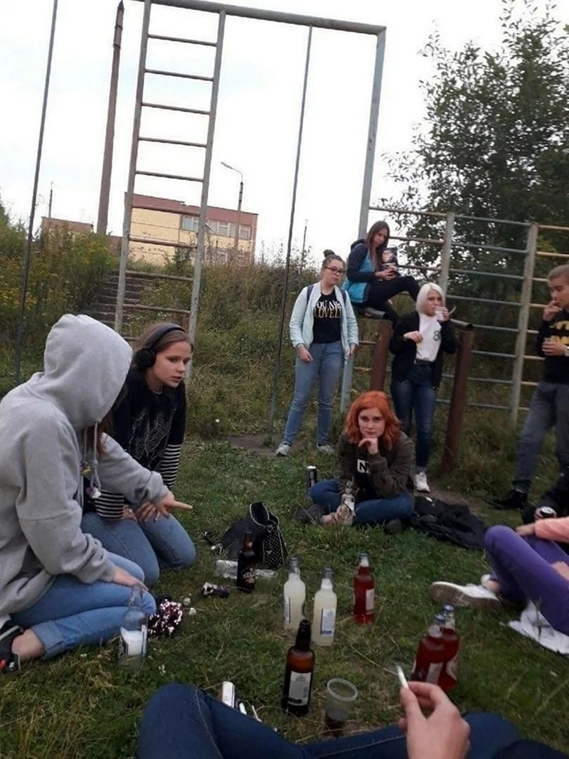 Вписка в деревне. Молодежные пьянки и вечеринки. Молодежные пьянки вписки. Молодежные гулянки.